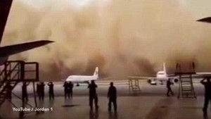 Video: Bão cát khổng lồ 'nuốt chửng' máy bay trên đường băng