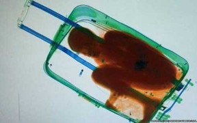 Vượt biên trong vali, chết ngạt thảm thương