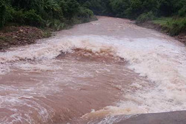 Nước lũ dâng cao khiến 300 người dân tộc Dao bị cô lập