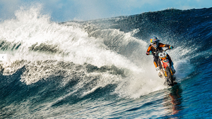 Video: Kinh ngạc màn lướt sóng bằng môtô đỉnh cao