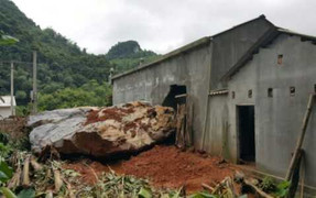 Tảng đá hơn 20 tấn rơi vào nhà dân ở Lạng Sơn