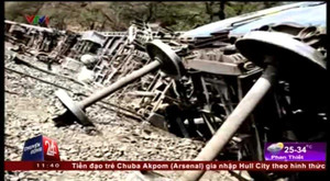 Kinh hoàng cảnh hai đoàn tàu trật đường ray, hàng loạt toa tàu rơi xuống sông