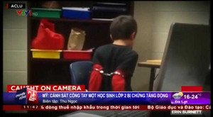 Clip: Quá nghịch ngợm, học sinh lớp 3 bị cảnh sát còng tay