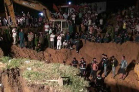 Clip: Hàng trăm người giải cứu bé gái 7 tuổi bị rơi xuống hố sâu