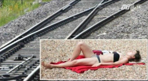 Clip: Một phụ nữ tắm nắng trên đường ray, cả đoàn tàu phải dừng