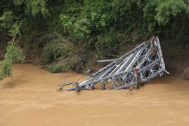 Clip: Lũ dữ cuốn phăng cây cầu 20 tỷ ở Thanh Hóa