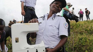 Đảo Reunion tiếp nhận thêm mảnh vỡ mới nghi của MH370