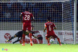 Clip Vũ Minh Tuấn không thể đánh bại thủ thành HAGL trên chấm 11m