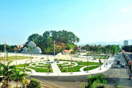 Đại biểu Quốc hội chất vấn Thủ tướng về 'phong trào' xây quảng trường hoành tráng