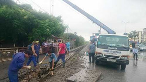 Xe ô tô mắc kẹt trên đường ray, 2 tàu hoả dừng khẩn cấp