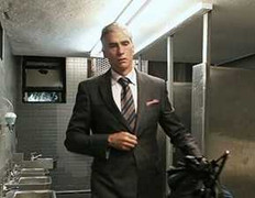 'Quý ông' vô gia cư bám trụ làng mẫu khiến giới thời trang ngỡ ngàng