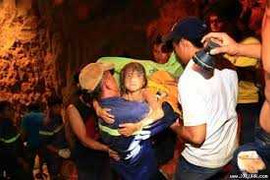 Gần 10 giờ giải cứu bé gái kẹt dưới giếng