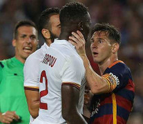 Messi bóp cổ đối thủ khiến bóng đá... hấp dẫn hơn