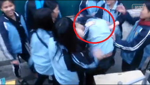 Clip: Nữ sinh bị đánh hội đồng, nam sinh dửng dưng