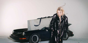 Xe cổ Porsche bị vùi dập tan nát bởi túi xách thời trang xa xỉ