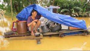 Người dân bần thần khóc thầm nơi tạm trú