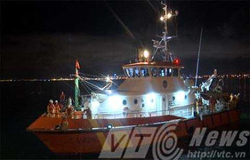 Cứu 12 ngư dân cùng tàu cá thả trôi lúc biển động mạnh