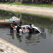 Taxi lao xuống sông Tô Lịch: Chủ quán trà đá là người cầm lái