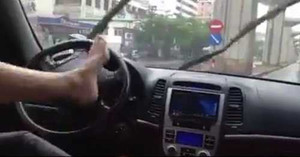 Thót tim cảnh người đàn ông lái xe ô tô bằng chân ở Hà Nội