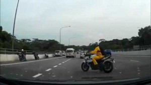 Clip: 'Mưa tiền' gây hỗn loạn đường cao tốc ở Singapore