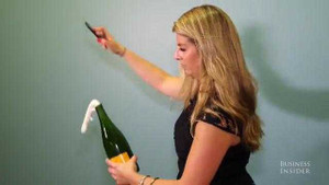 Clip: Mở nắp chai sâm-panh bằng iPhone