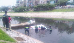 Taxi húc tung lan can lao xuống sông Tô Lịch