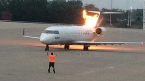 Kinh hoàng máy bay vừa bật động cơ đã bốc cháy ngùn ngụt