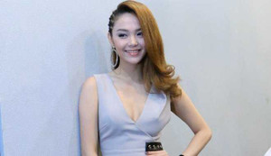 Minh Hằng gợi cảm với thời trang táo bạo khi ngồi