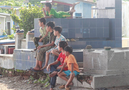Kỳ lạ nơi trẻ em sống bên mồ mả