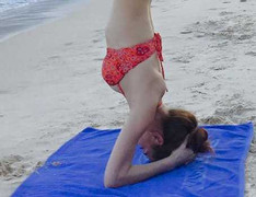 Hồ Ngọc Hà 'gây bão' khi mặc bikini trồng cây chuối tập yoga