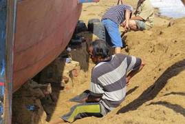 Triều cường vùi sâu tàu cá trong lớp đất cát dày