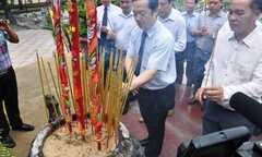 Dâng hương tưởng niệm các liệt sĩ ngành Bưu điện