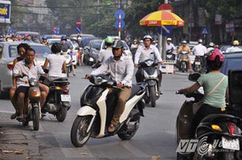 Xe máy liều mình đi ngược chiều, 'cắt mặt' ô tô giữa phố Hà Nội
