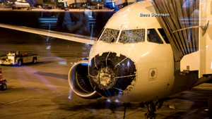 Video: Mưa đá làm vỡ kính chắn gió, bẹp dúm mũi, máy bay hạ cánh khẩn cấp