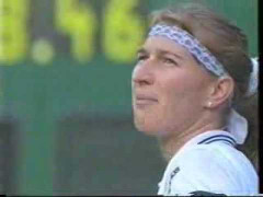 Clip: Câu trả lời ‘khó đỡ’ của nữ VĐV khi được cầu hôn ngay trên sân