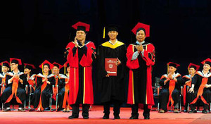 Gần 100 sinh viên được tuyển dụng ngay tại lễ tốt nghiệp