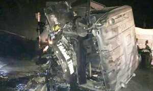 Tàu hỏa húc văng xe tải, 3 người thương vong