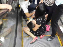 Đi dự tiệc cùng bố mẹ, bé 3 tuổi bị kẹt chân vào thang cuốn