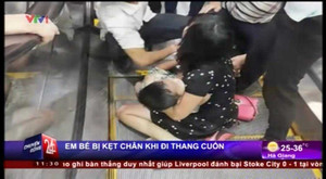 Clip: Thót tim bé 4 tuổi ở Hà Nội bị kẹt chân khi đi thang máy