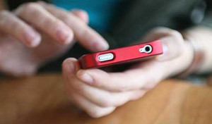 Trung Quốc: Bố mải chơi điện tử, con rơi từ tầng 3 xuống đất