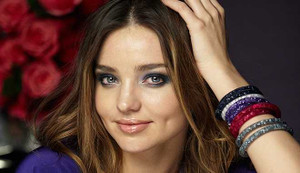 Miranda Kerr không thích ngồi làm việc tại văn phòng