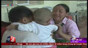 Xúc động giây phút bé 1 tuổi bị bán sang Trung Quốc được đưa về đoàn tụ với mẹ