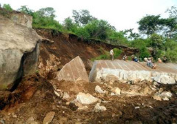 Tảng đá khổng lồ chôn lấp 4 người dưới vực