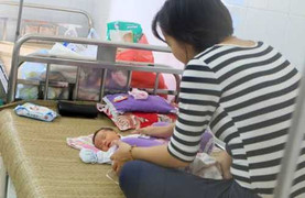 Bé sơ sinh bị bỏ ở vườn hoa cùng bức thư 'nhờ nuôi hộ'