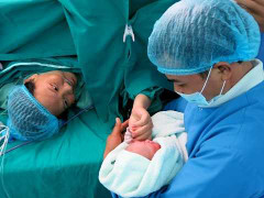 Em bé đầu tiên ra đời bằng thụ tinh ống nghiệm tại Vinmec