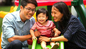 'Bếp trưởng' Thanh Điền trổ tài nấu nướng với vợ và con gái