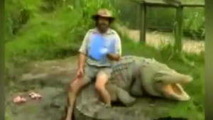 Clip: 'Thổ dân chân trần' Australia ngồi trên lưng cá sấu khổng lồ