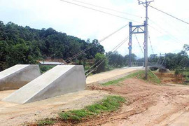 Lội rừng vượt suối tìm cầu treo 'chỉ phục vụ 2 hộ dân'