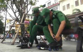 Clip: Thanh niên xung phong trượt patin tuần tra phố đi bộ Nguyễn Huệ
