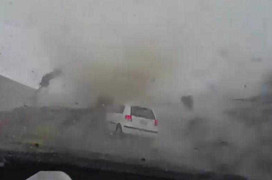 Video: Kinh hãi vòi rồng cuốn phăng ôtô trong siêu bão ở Đài Loan